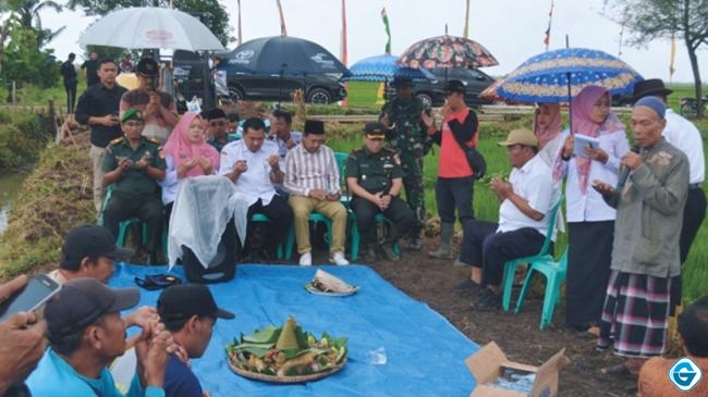 Dandim Kendal Buka Program KBM Pembangunan Jalan Pertanian Di Desa Kalirejo